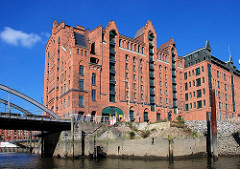 Ansicht Kaispeicher B in der Hamburger Hafencity - alte Kaimauer im Magdeburger Hafen.