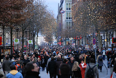 Weihnachtseinkauf in der Hamburger Innenstadt - für Autos gesperrte Mönckebergstraße.