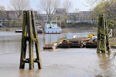 Ebbe im Hamburger Moldauhafen - die Schiffe sind trockengefallen. Das Hafenbecken Moldauhafen wurde  1887 gebaut - ein 30.000 Quadratmeter großes Gelände wurde aufgrund des nach dem Ersten Weltkrieg 1919 unterzeichneten Versailler Vertrages im Jahr 1