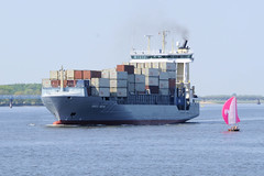 Fotos von Schiffen auf Elbe.