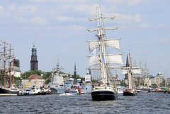 Fotos vom Hamburger Hafengeburtstag - Hochbetrieb auf dem Wasser und an Land; Segelschiffe auf der Elbe.