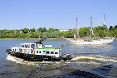 Fotos vom Hamburger Hafengeburtstag - Hochbetrieb auf dem Wasser und an Land; das Lotsenschiff Lotse 1 in Fahrt - im Hintergrund der Großsegler Artemis.