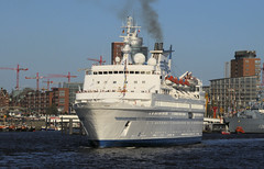 Bilder von Schiffen im Hamburger Hafen und auf der Elbe; das Kreuzfahrtschiff / Passagierschiff Delphin fährt unter Dampf auf der Elbe.