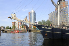 Fotos vom Hamburger Hafengeburtstag - Hochbetrieb auf dem Wasser und an Land; Schiffsbug / Bugsprit der Thalassa.