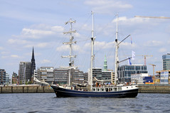 Fotos vom Hamburger Hafengeburtstag - Hochbetrieb auf dem Wasser und an Land; Segelschiff Thalassa vor der Hafencity.