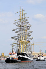 Fotos vom Hamburger Hafengeburtstag - Hochbetrieb auf dem Wasser und an Land; das russische Segelschiff Kruzenshtern wird von Schleppern an den Liegeplatz gebracht.