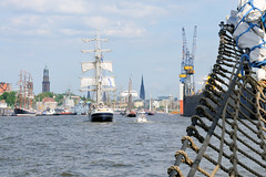Fotos vom Hamburger Hafengeburtstag - Hochbetrieb auf dem Wasser und an Land; Segelschiffe auf der Elbe.