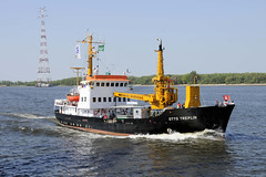 Bilder von Schiffen im Hamburger Hafen und auf der Elbe; Tonnenleger Otto Treplin auf der Elbe vor Stade.