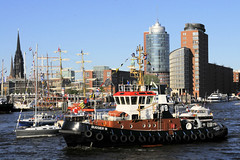 Fotos vom Hamburger Hafengeburtstag - Hochbetrieb auf dem Wasser und an Land; Schlepper Bugsier 18 zwischen Sportbooten vor den Landungsbrücken.