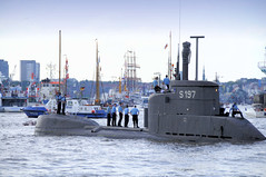 Fotos vom Hamburger Hafengeburtstag - Hochbetrieb auf dem Wasser und an Land; U-Boot S 197 auf der Elbe zwischen Schiffen.