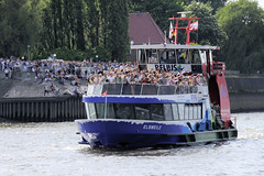 Fotos vom Hamburger Hafengeburtstag - Hochbetrieb auf dem Wasser und an Land; dicht besetzte Hafenfähre.