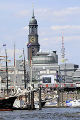 Fotos vom Hamburger Hafengeburtstag - Hochbetrieb auf dem Wasser und an Land; Blick zum Sportboothafen am Baumwall - Kirchturm der St. Michaeliskirche.