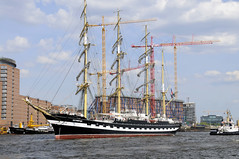 Fotos vom Hamburger Hafengeburtstag - Hochbetrieb auf dem Wasser und an Land; das russische Segelschiff Kruzenshtern vor den Landungsbrücken.