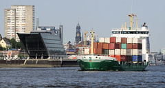 Bilder von Schiffen im Hamburger Hafen und auf der Elbe; der Containerfeeder Cartagena vor Hamburg Altona.