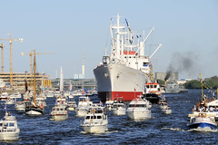 Fotos vom Hamburger Hafengeburtstag - Hochbetrieb auf dem Wasser und an Land; Museumsschiff Cap San Diego zwischen Motorbooten / Sportbooten.