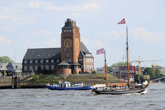 Fotos vom Hamburger Hafengeburtstag - Hochbetrieb auf dem Wasser und an Land; Schiffe vor der Lotsenstation Waltershof.
