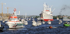 Fotos vom Hamburger Hafengeburtstag - Hochbetrieb auf dem Wasser und an Land; Museumsschiff Cap San Diego zwischen Motorbooten / Sportbooten - im Vordergrund ein Seenotrettungskreuzer.