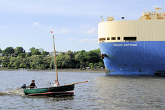 Bilder von Schiffen im Hamburger Hafen und auf der Elbe; kleines Segelboot trifft die Grand Neptune / RoRo-Schiff.