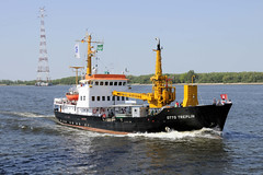 Fotos von Schiffen auf Elbe.