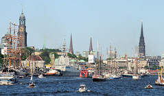 Fotos vom Hamburger Hafengeburtstag - Hochbetrieb auf dem Wasser und an Land; Panorama Hamburgs mit den Kirchtürmen von vier Hamburger Hauptkirchen - Schiffsverkehr.