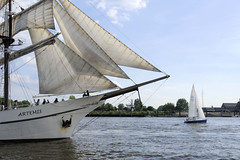 Fotos vom Hamburger Hafengeburtstag - Hochbetrieb auf dem Wasser und an Land; Bugsprit des Segelschiffs Artemis.