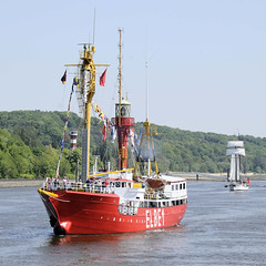 Fotos vom Hamburger Hafengeburtstag - Hochbetrieb auf dem Wasser und an Land; Feuerschiff / Museumsschiff Elbe 1 auf der Elbe.