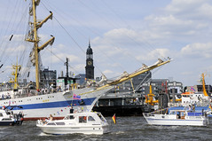Fotos vom Hamburger Hafengeburtstag - Hochbetrieb auf dem Wasser und an Land; Sportboote / Motorboote am Bug des russischen Segelschulschiffs MIR.