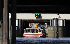 Fotos aus dem Hamburger Stadtteil Neustadt, Bezirk Hamburg Mitte;  das Schleusentor der Schaartorschleuse ist zum Alsterfleet geöffnet - ein Fahrgastschiff fährt ein. (2006)