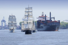 Fotos vom Hamburger Hafengeburtstag - Hochbetrieb auf dem Wasser und an Land; Auslaufparade - Segelschiffe und Containerfrachter / Containerfeeder.