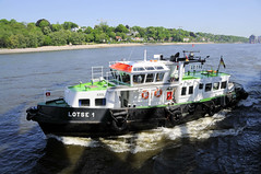 Fotos vom Hamburger Hafengeburtstag - Hochbetrieb auf dem Wasser und an Land; Lotsenschiff Lotse 1 in Fahrt.