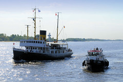 Fotos vom Hamburger Hafengeburtstag - Hochbetrieb auf dem Wasser und an Land; Lotsenschiff Lotse 2 und der Schlepper Wal.