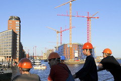 Fotos vom Hamburger Hafengeburtstag - Hochbetrieb auf dem Wasser und an Land; Matrosen mit Helm - im Hintergrund die Baustelle der Elphilharmonie.