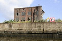 Altes Werftgebäude am Reiherstieg im Hamburger Stadtteil Kleiner Grasbrook; im Krieg zerstörte Kaimauer. Es wird begonnen die alte Industriearchitektur an der Elbe abzureissen.