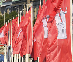Fotos von Hamburg-Flaggen; roter Grund mit weißer Burg, Wappen.