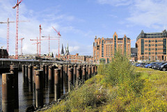 Blick über den Magdeburger Hafen in der Hamburger Hafencity - re. der Kaispeicher B / Maritime Museum; Baukräne am Überseequartier. ( 2008 )