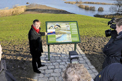 Anja Hajduk, Senatorin für Stadtentwicklung und Umwelt stellt die fertig gestellte ökologische Ausgleichsmaßnahme auf der Billwerder Insel vor.