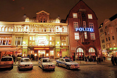 Nachtaufnahme vom Hamburger Spielbudenplatz - St. Pauli Theater und Polizeiwache / Davidwache mit Polizeiautos.