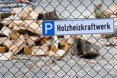 Eröffnung Holzheizkraftwerk Hamburg Lohbrügge, 2009; Parkplatzschild mit frisch geschlagenen Holzscheiten.
