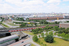 Bahngleise und S-Bahnhaltestelle in Hamburg Veddel; Blick über den Saalehafen zum Hansahafen in Hamburg Kleiner Grasbrook.
