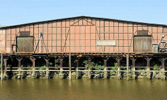 Historische Architektur / Lagerhäuser am Marktkanal in Hamburg Veddel.