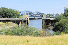 Reste vom Marktkanal und Sperrwerk zur Norderelbe auf der Veddel in Hamburg - im Hintergrund die Elbbrücken.