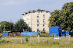Alte Aufnahme von der Schlossinsel in Hamburg Harburg - Gewerbegebiet vor dem Harburger Schloss. Das Harburger Schloss auf der Schlossinsel im Harburger Binnenhafen ist das älteste bauliche Zeugnis von Hamburg Harburg und Entstehungskern der Siedlung