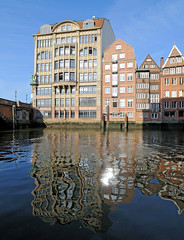 Fotos aus dem Hamburger Stadtteil Altstadt, Bezirk Hamburg Mitte; Blick über das Hamburger Nicolaifleet zum Haus der Seefahrt sowie Häuser an der Deichstraße.