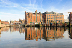 Magdeburger Hafen - Kaispeicher B spiegelt sich im Wasser des Magdeburge Hafens / Stahlstelen, Stahlsäulen im Hafenbecken. Bilder aus der Hamburger Hafencity ( 2009 )