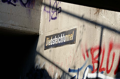 Fotos aus dem Hamburger Stadtteil Altona-Nord, Bezirk Altona; Schild mit Diebsteichtunnel - Zugang zur S-Bahnhaltestelle Diebsteich.  (12/2009)
