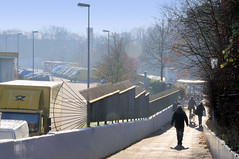 Fotos aus dem Hamburger Stadtteil Altona-Nord, Bezirk Altona; FußgängerInnenweg von der Haltestelle Diebsteich zur Plöner Straße. (12/2009)
