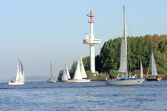 Radarturm und Segelboote auf der Elbe vorm Yachthafen in Wedel.