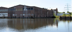 Ziegelwiesenkanal, alter Industriekanal im Hafengebiet in Hamburg Harburg - Lagergebäude (2010).