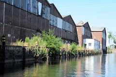 Ziegelwiesenkanal, alter Industriekanal im Hafengebiet in Hamburg Harburg; Kaimauer am Kanal - rostige Streichdalben und Wildkraut am Kanalufer. (2010)