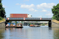 Fotos aus dem Hamburger Stadtteil Kleiner Grasbrook, Bezirk Mitte; Straßenbrücke der Klütjenfelder Straße beim Klütjenfelder Hafen.